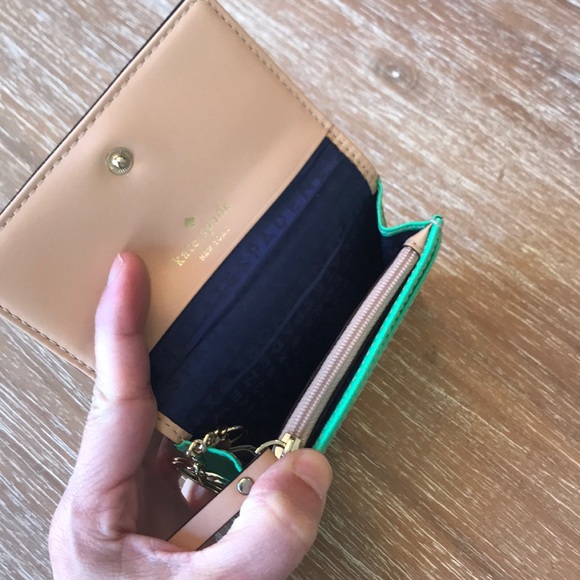 Kate Spade mini wallet in Kelly Green - Picture 3 of 3